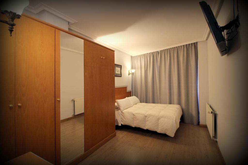 Postel nebo postele na pokoji v ubytování Hotel Carbayon