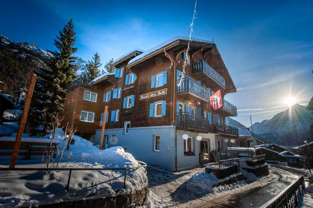 Nespecifikovaný výhled na hory nebo výhled na hory při pohledu z hostelu