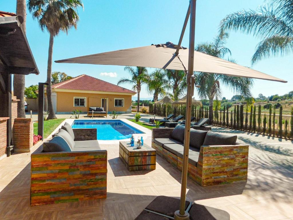 Bazén v ubytování TESS Rancho Las Palmeras nebo v jeho okolí