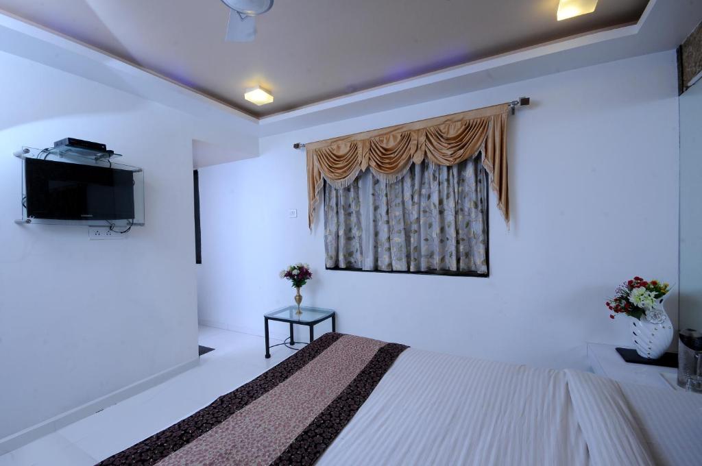 A television and/or entertainment centre at Hotel Vyankatesh & Pure Veg Restaurant