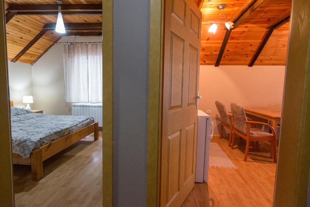 Postel nebo postele na pokoji v ubytování Apartments Andrić
