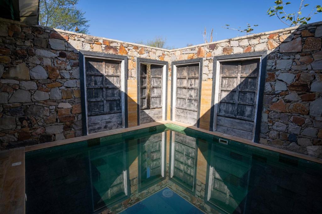 Bazén v ubytování Trees N Tigers Luxury Wildlife Lodge nebo v jeho okolí
