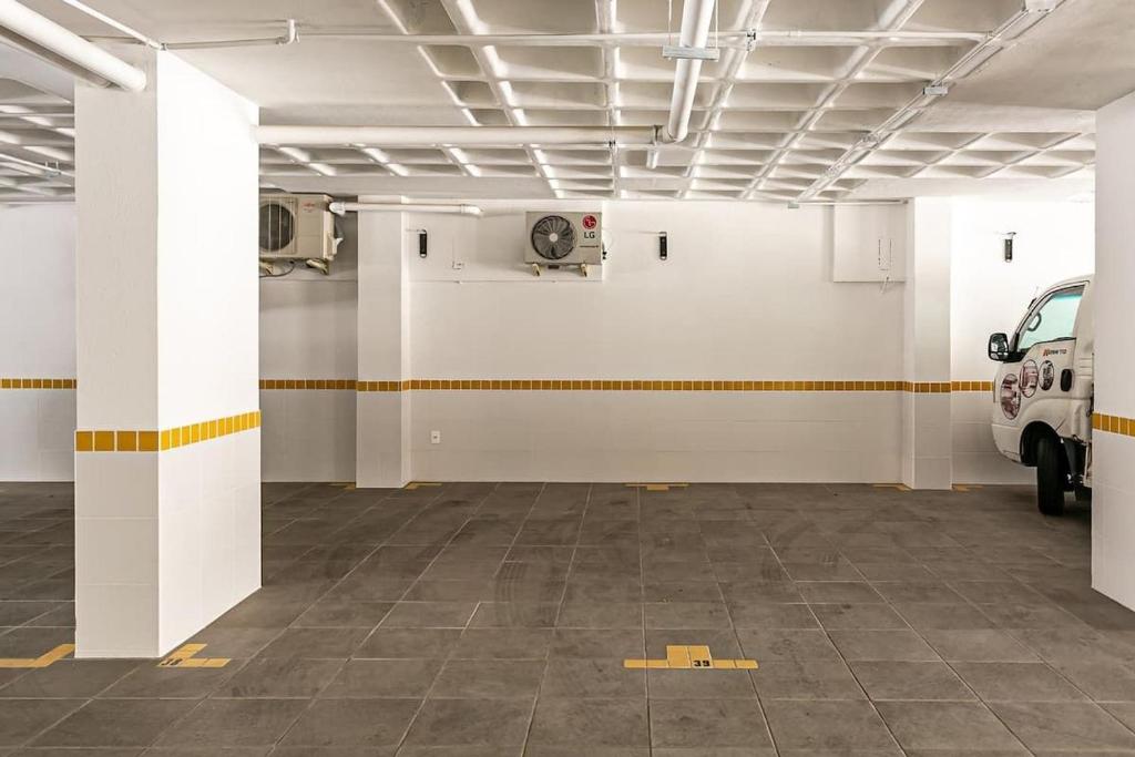  Lindo studio perto da praia em prédio novo ELU107