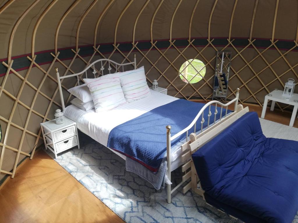 Postel nebo postele na pokoji v ubytování Looe Yurts