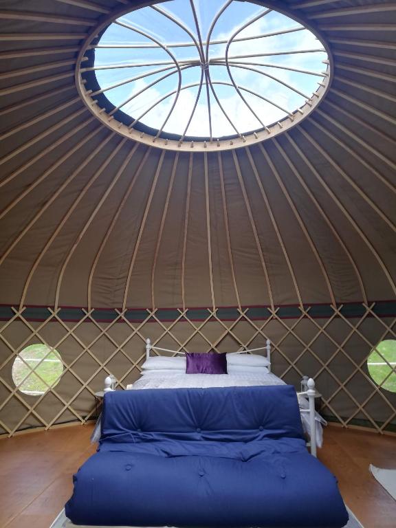 Postel nebo postele na pokoji v ubytování Looe Yurts