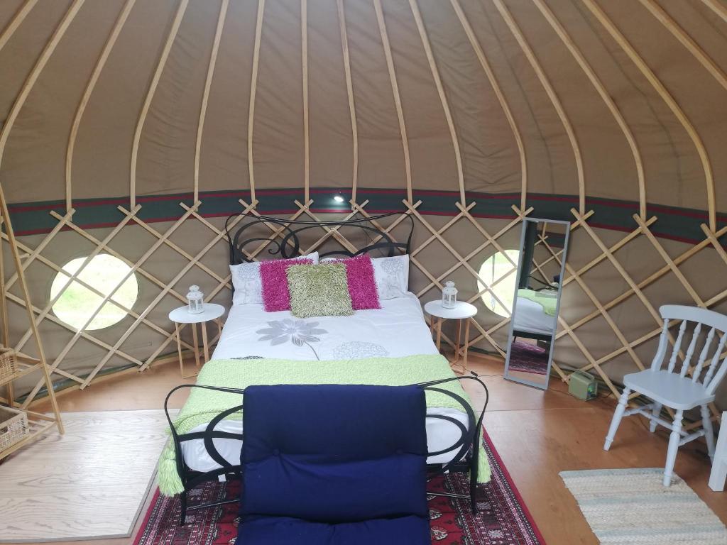 Postel nebo postele na pokoji v ubytování Looe Yurts