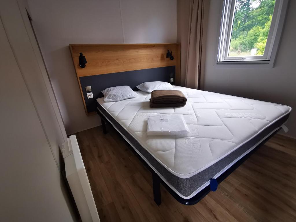 Cama en habitación pequeña con: en Camping des Bondons, en La Ferté-sous-Jouarre