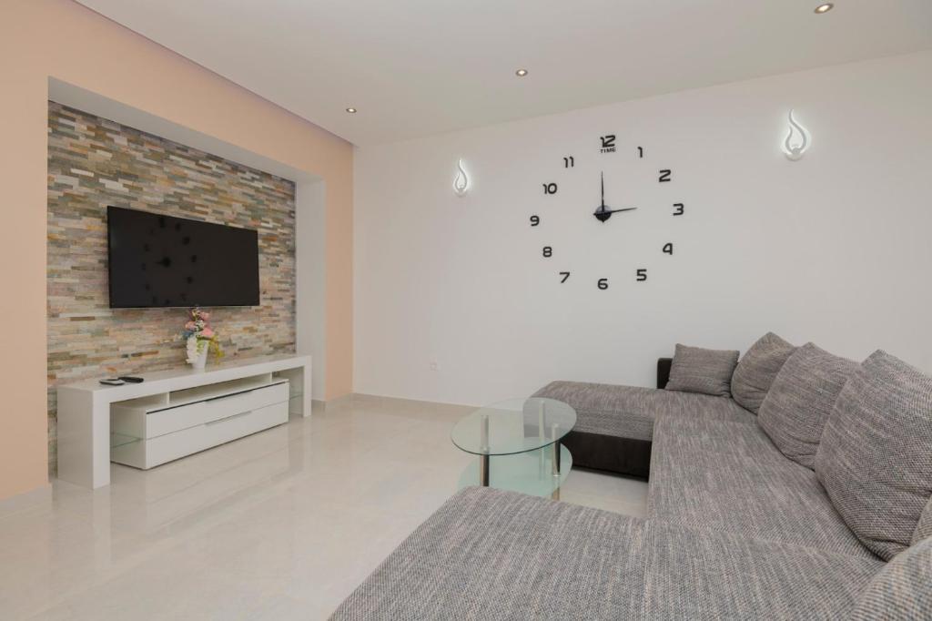 Televízia a/alebo spoločenská miestnosť v ubytovaní Apartments Radeljić