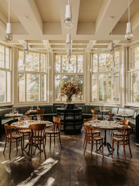 Restoran või mõni muu söögikoht majutusasutuses Boutique & Design Hotel Volkshaus Basel
