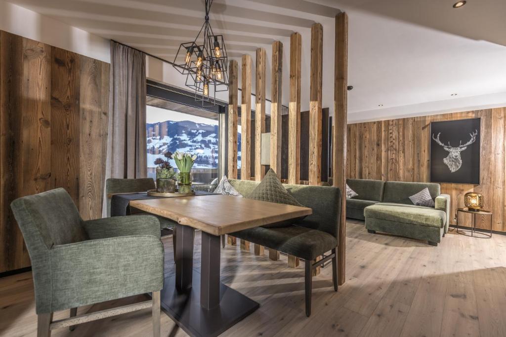 Seven Reasons / Panorama View - 18