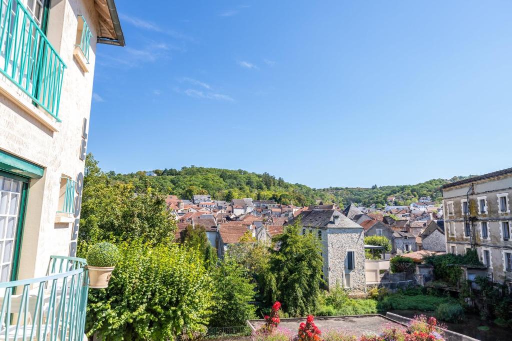 Nespecifikovaný výhled na hory nebo výhled na hory při pohledu z hotelu