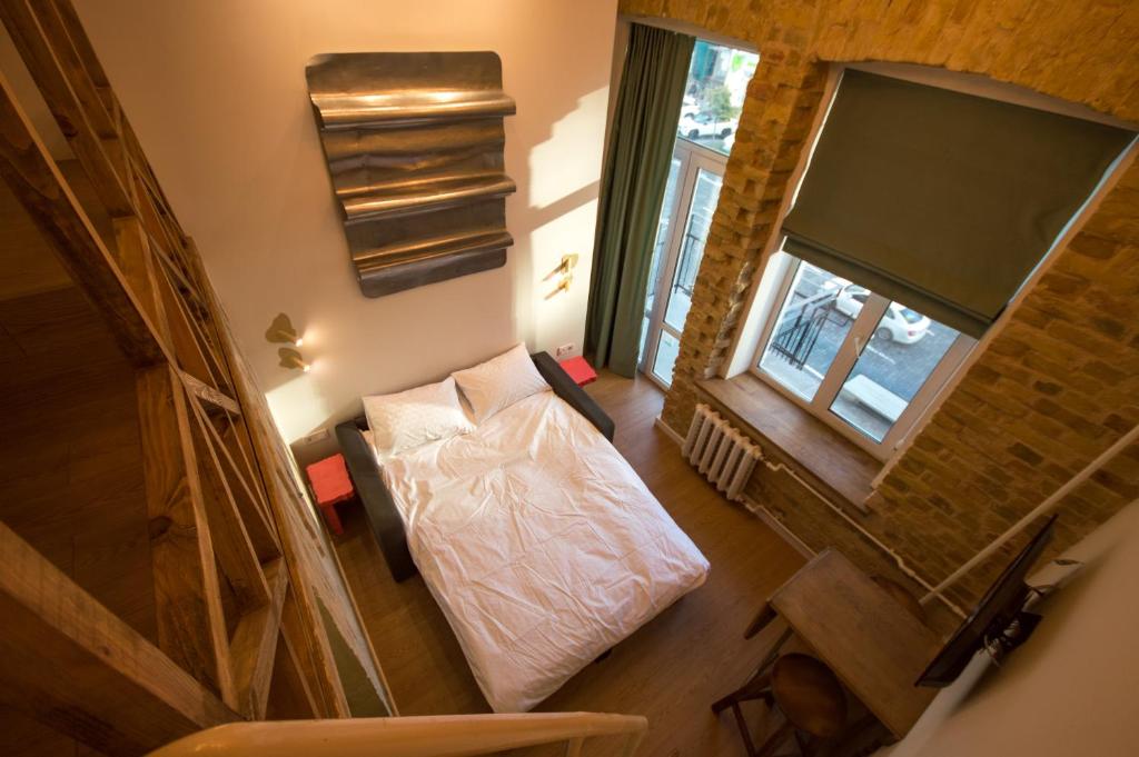 Postel nebo postele na pokoji v ubytování Kyiv Whisky Box Apartments