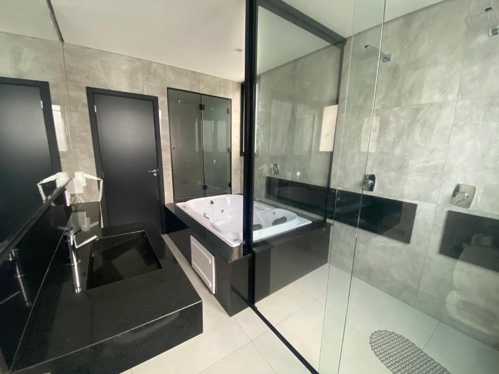 Koupelna v ubytování Mayná Hotel Prudentópolis Centro