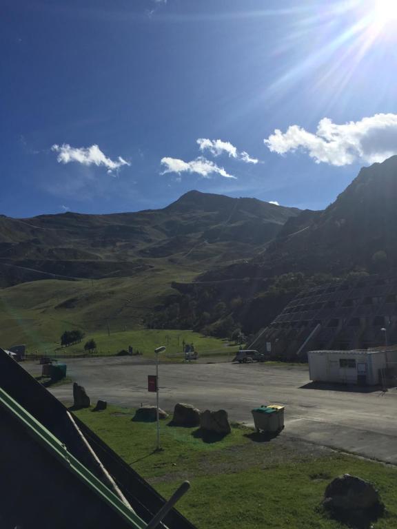 - une vue sur un parking avec des montagnes en arrière-plan dans l'établissement résidence campbielh 1, à Aragnouet