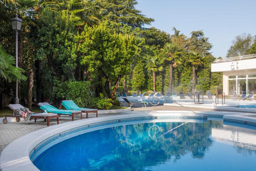Bazén v ubytování Hotel Due Torri nebo v jeho okolí