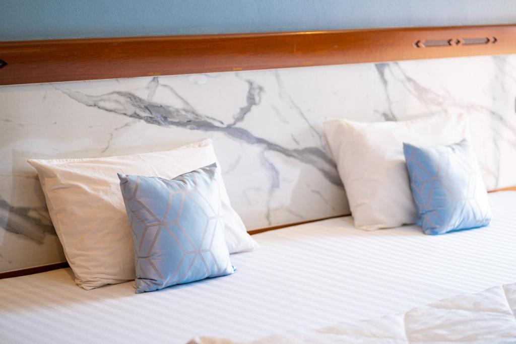 Postel nebo postele na pokoji v ubytování Mayfa Hotel - SHA extra plus