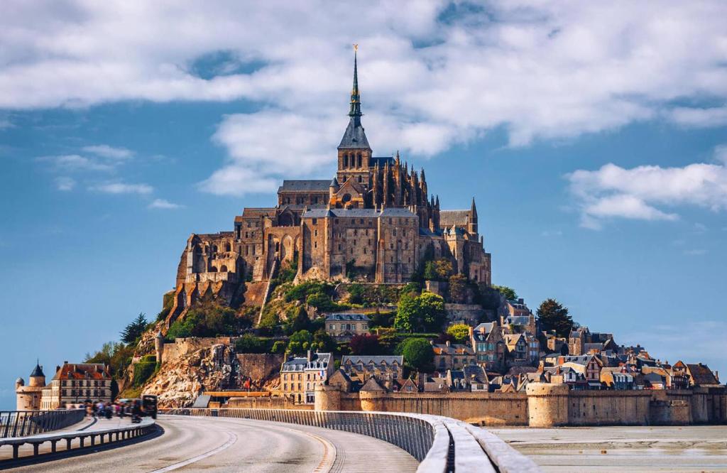 un château au sommet d'une montagne avec une route dans l'établissement Gîte la Taniere Le jersey, à Moidrey