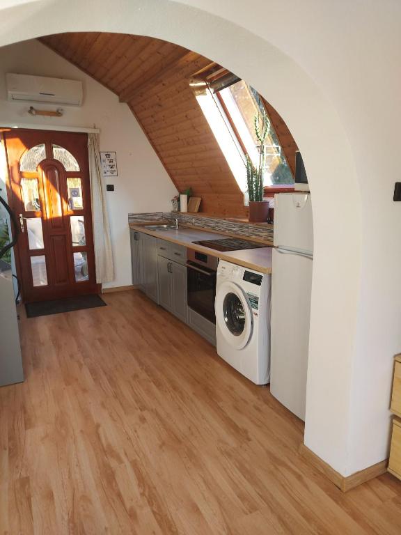 Kuchyňa alebo kuchynka v ubytovaní Attila-Apartman Budaörs