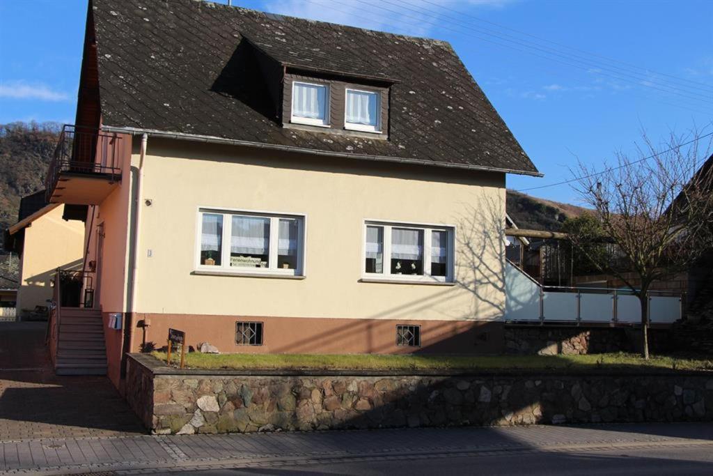 ein Haus mit schwarzem Dach in der Unterkunft Ferienwohnung Seibel in Piesport