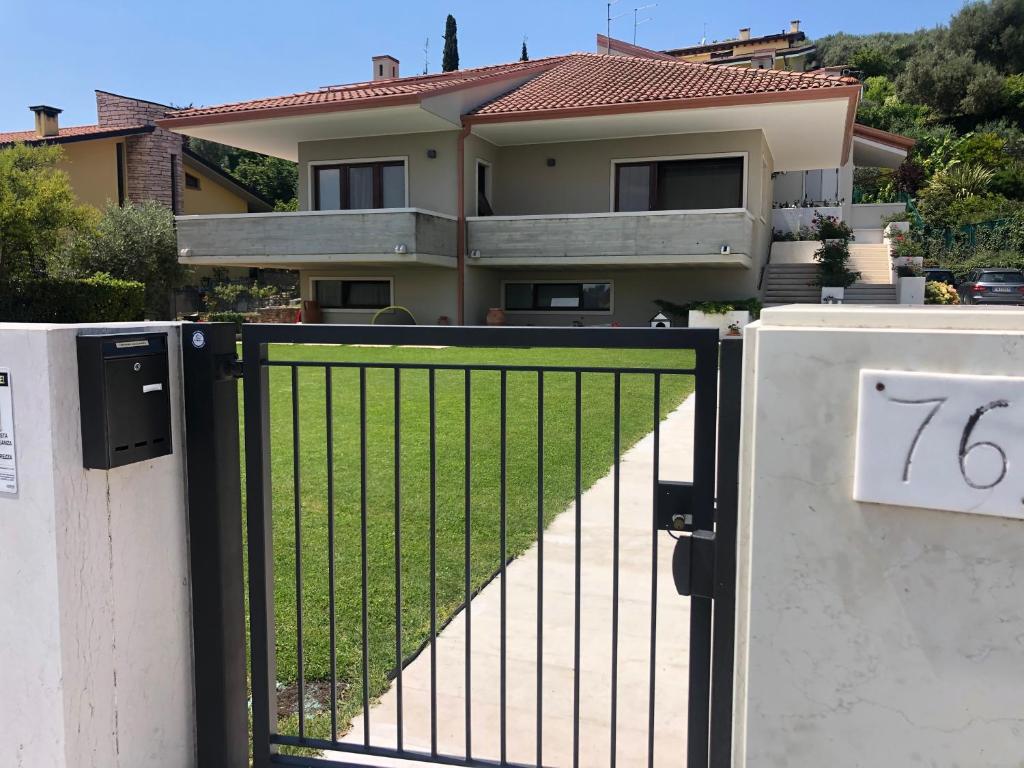 una puerta delante de una casa en RESIDENZA VILLA LEONIDA, en SantʼAmbrogio di Valpolicella