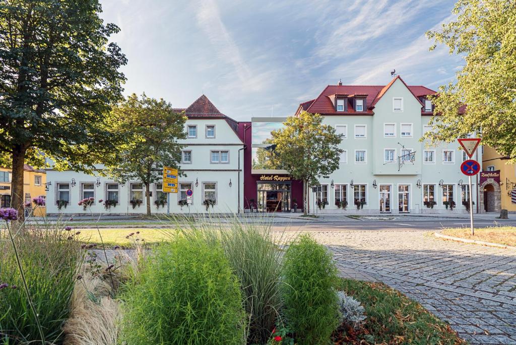 een groep gebouwen op een straat in een stad bij Hotel Rappen Rothenburg ob der Tauber in Rothenburg ob der Tauber