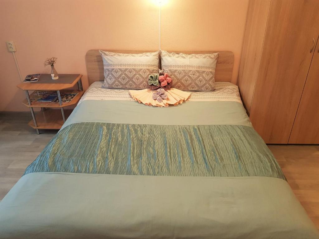una cama con un osito de peluche sentado encima en Apartment Home comfort in Nikolaev en Mykolaiv