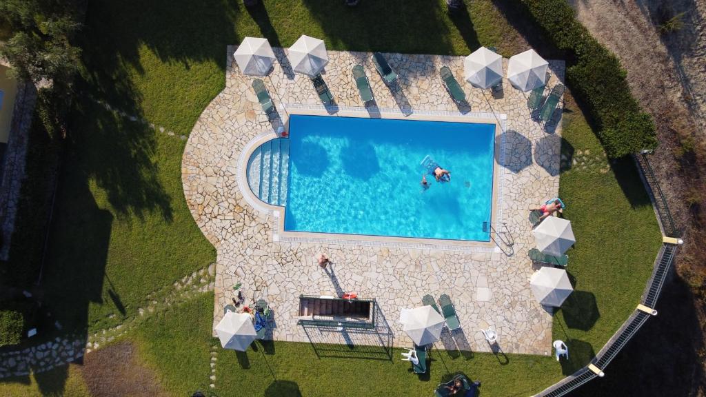 vista sul tetto di una piscina in un parco di Thermanti Villas a Spartià