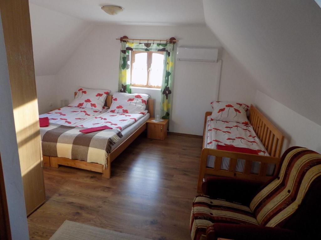 Postel nebo postele na pokoji v ubytování Katica Vendégház