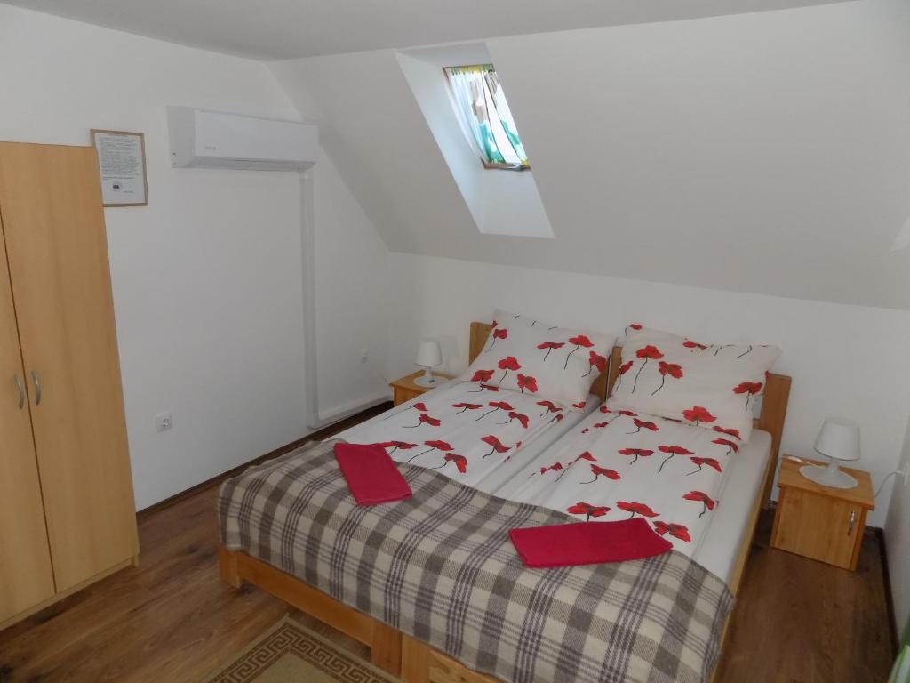 Postel nebo postele na pokoji v ubytování Katica Vendégház