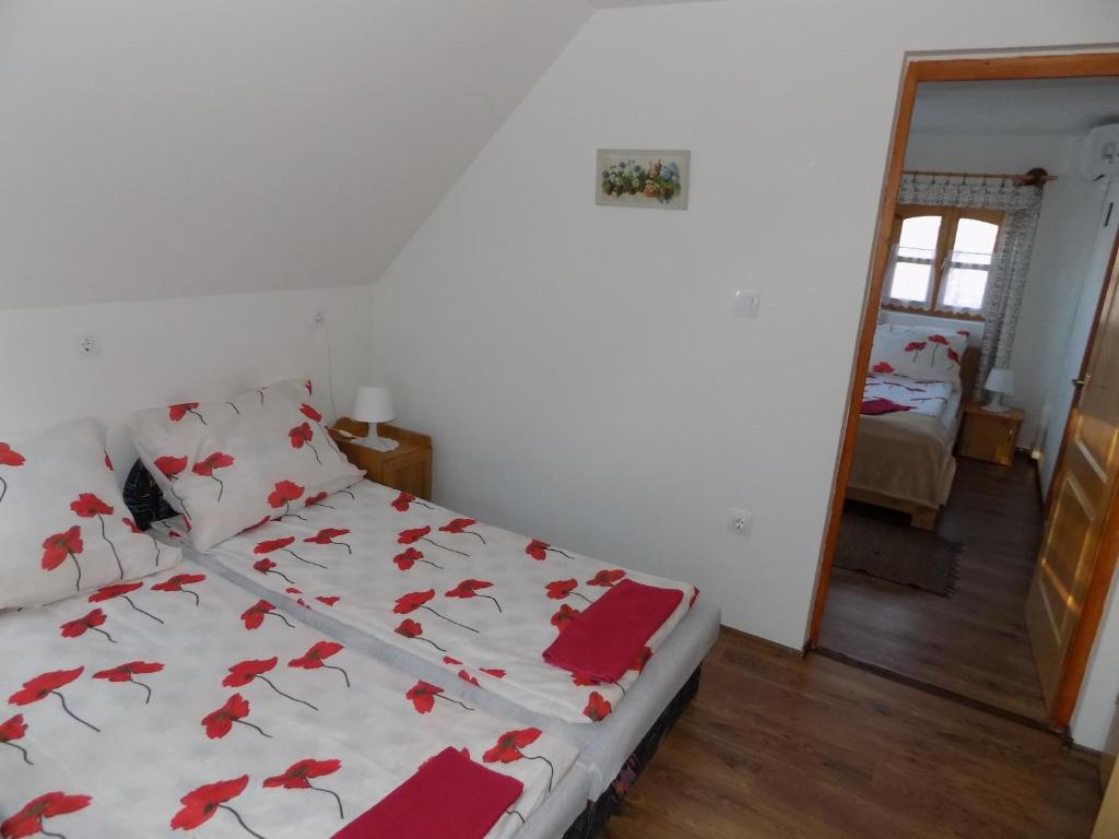 Postel nebo postele na pokoji v ubytování Katica Vendégház