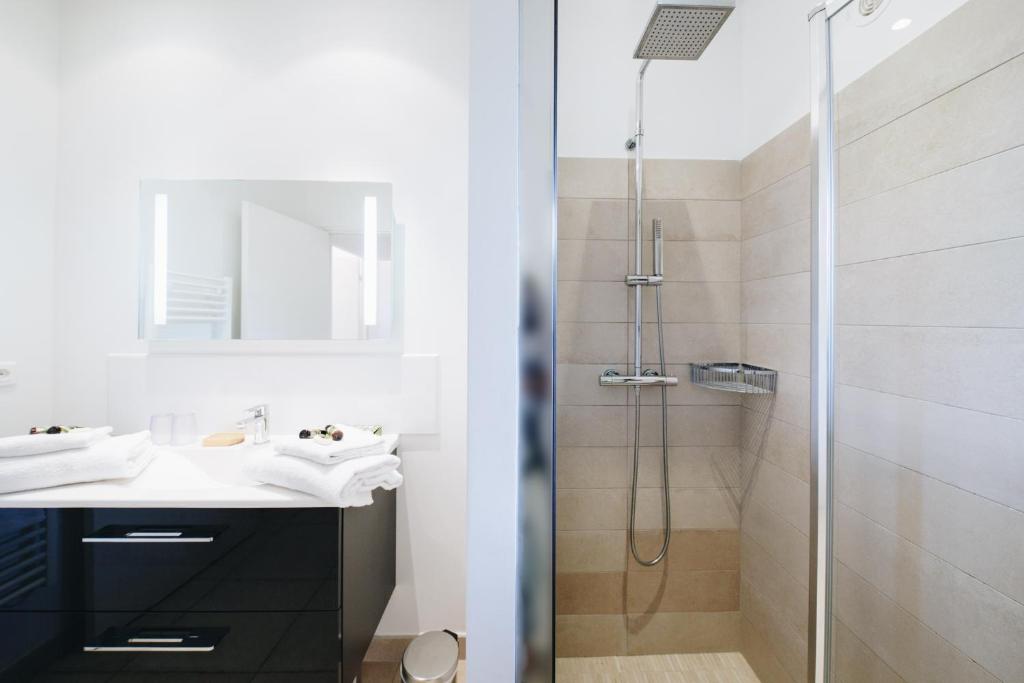 a bathroom with a sink and a shower at Résidence Les Terrasses de Rondinara in Bonifacio