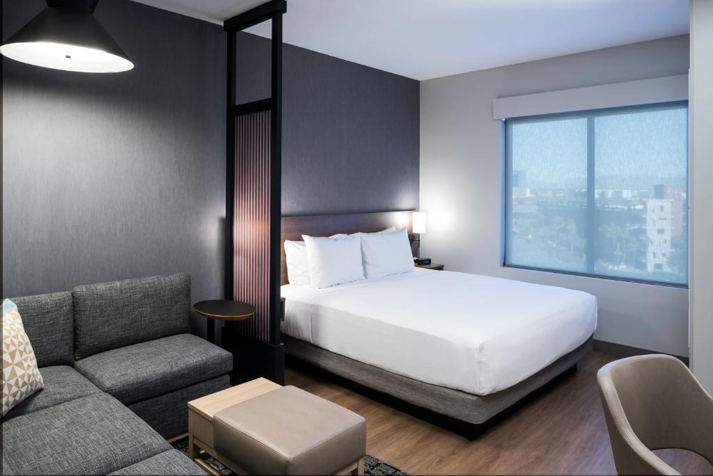 Postel nebo postele na pokoji v ubytování Hyatt Place Tempe Phoenix University