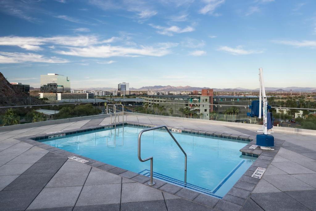 Bazén v ubytování Hyatt Place Tempe Phoenix University nebo v jeho okolí