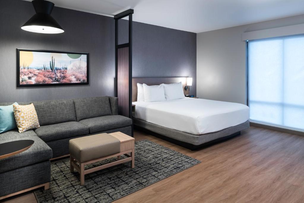Postel nebo postele na pokoji v ubytování Hyatt Place Tempe Phoenix University