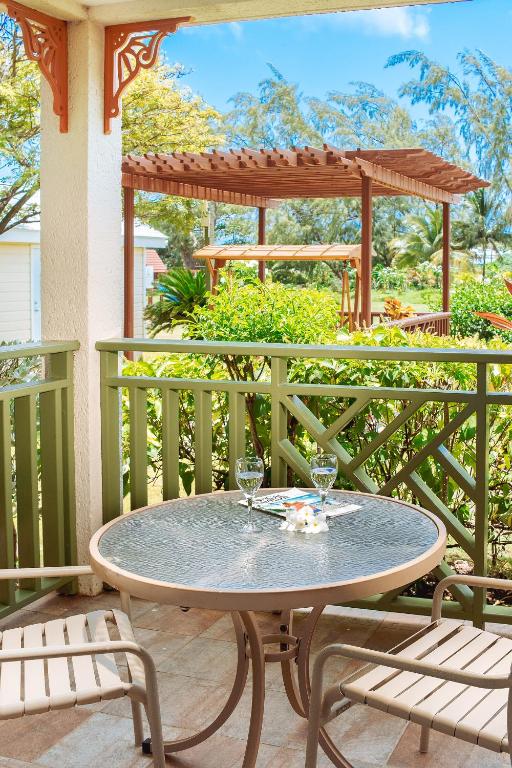 Bay Gardens Beach Resort & Spa的阳台或露台