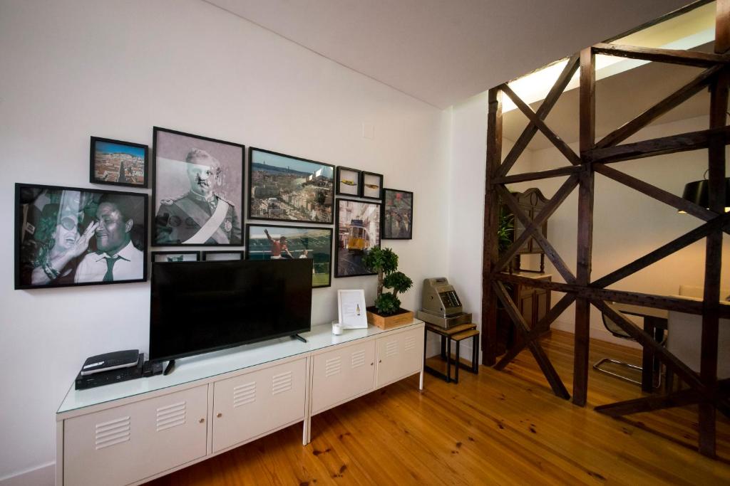 リスボンにあるファンケイロス 204 オールドタウンの白い壁のリビングルーム(薄型テレビ付)