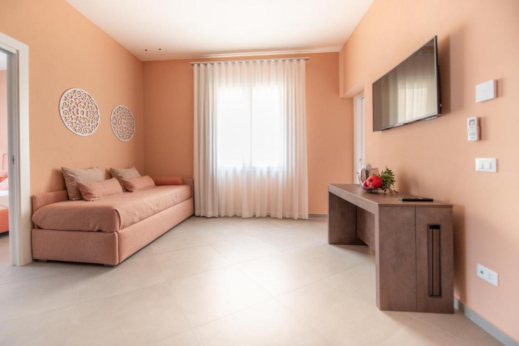 salon z kanapą i telewizorem w obiekcie Casa Angelina w mieście Marsala