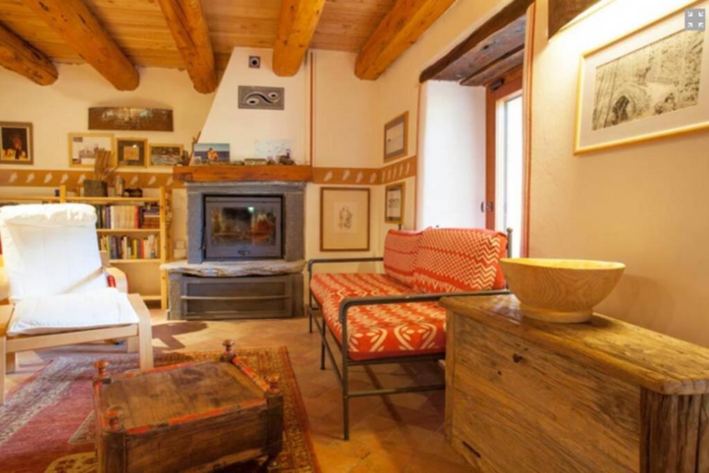 Televízia a/alebo spoločenská miestnosť v ubytovaní La casa di Chiara