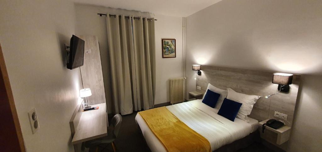 Postel nebo postele na pokoji v ubytování Hôtel L'Alsace-Gare sncf