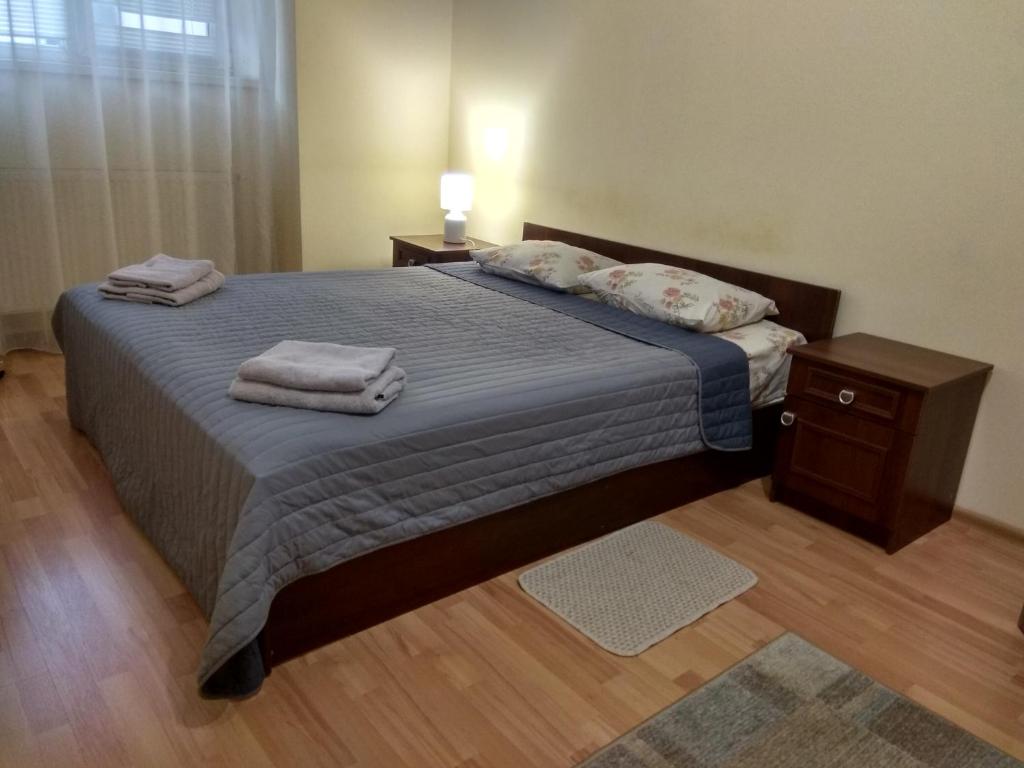 een slaapkamer met een bed met handdoeken erop bij Apartments On Beregovskaya 3 in Mukacheve