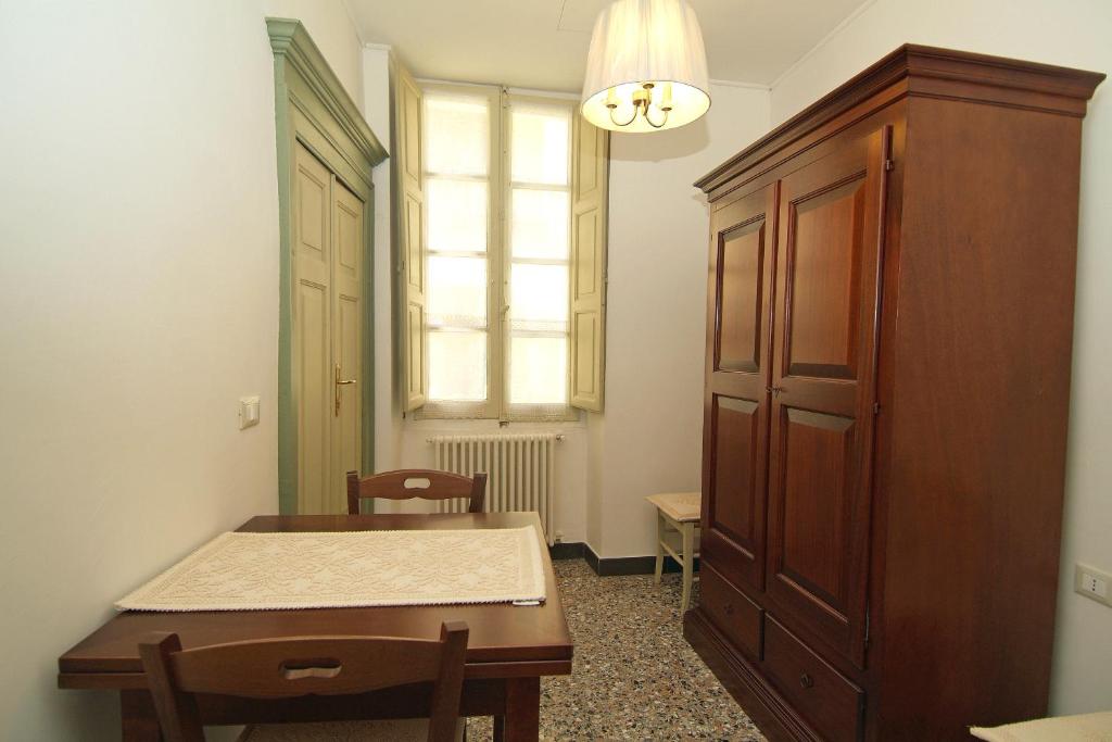 Habitación con mesa y armario de madera. en affittacamere Monte inni, en Ozieri