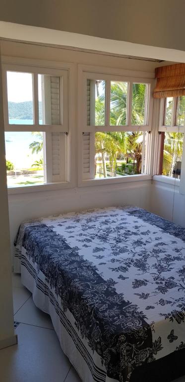  Apartamento pé na areia com vista do mar no Cond Costa Verde Tabatinga