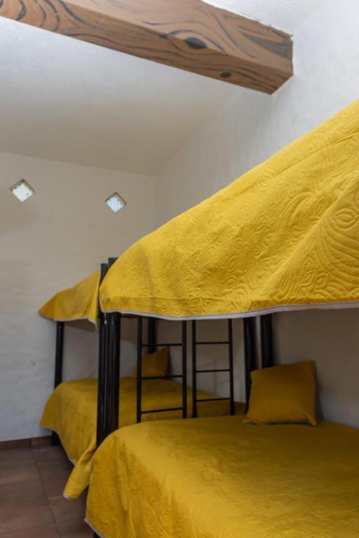 Letto o letti in una camera di Hostal Maria Tepozteca