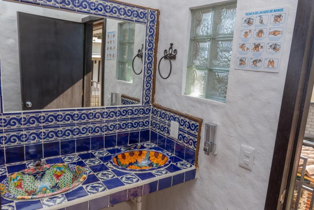 bagno con grande specchio e lavandino di Hostal Maria Tepozteca a Tepoztlán
