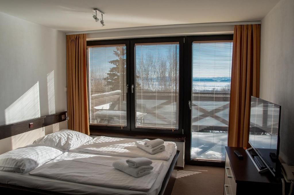 1 dormitorio con cama y ventana grande en Studio Marek, en Nový Smokovec