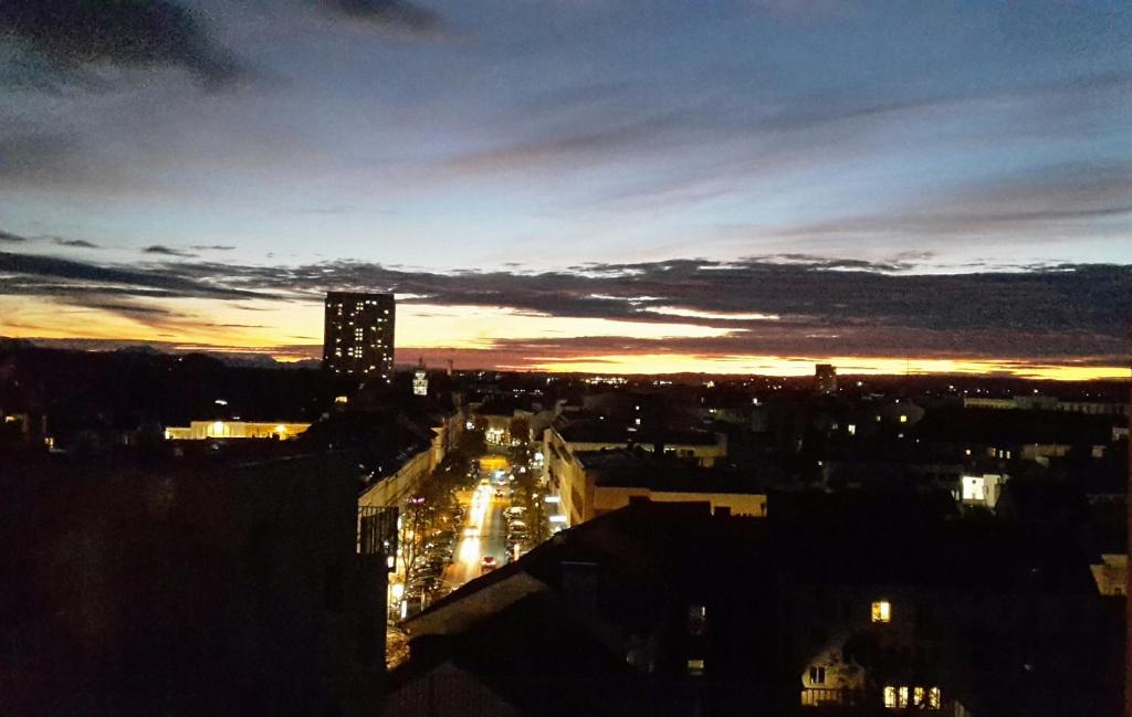 vista su una città di notte con un edificio di Appartment Zentrum Wels a Wels