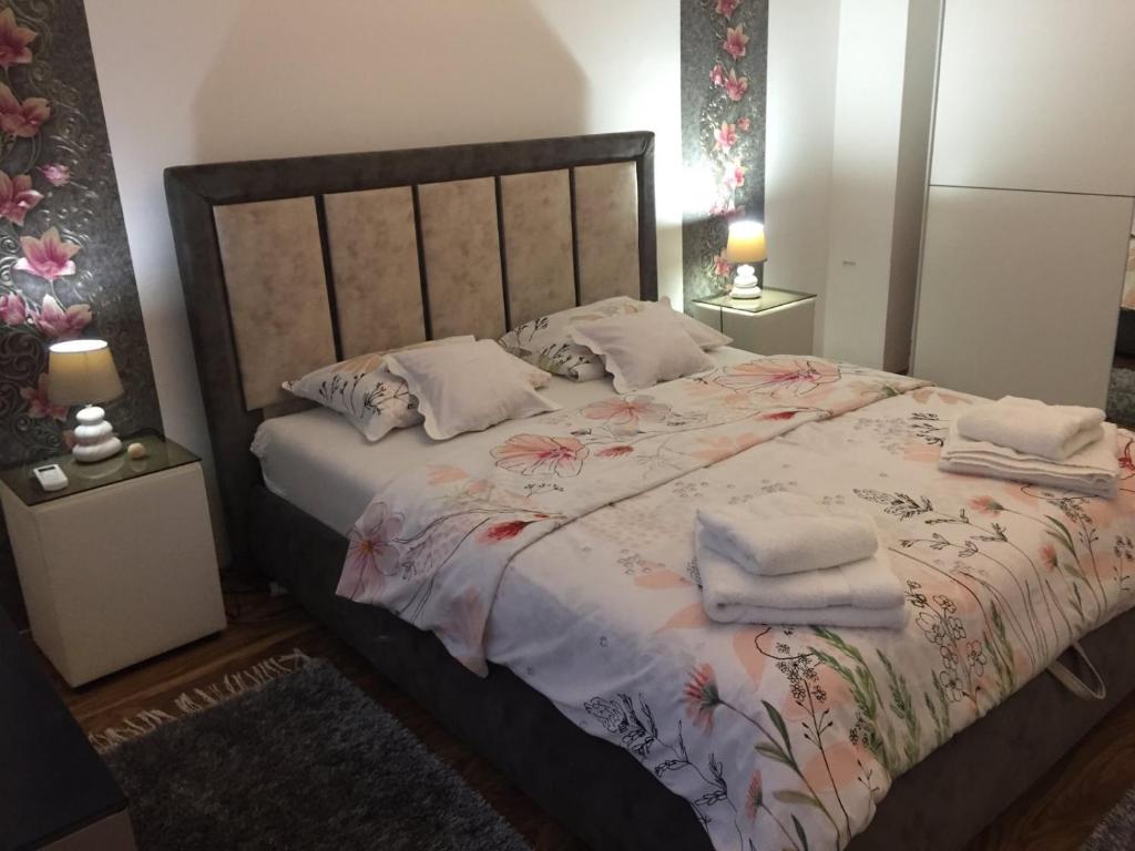 - une chambre avec un lit et des serviettes dans l'établissement Apartman Hakuna Matata, à Sombor