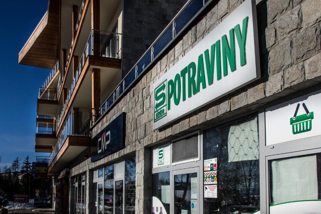 Supermarket nebo jiné obchody v  apartmánu nebo okolí