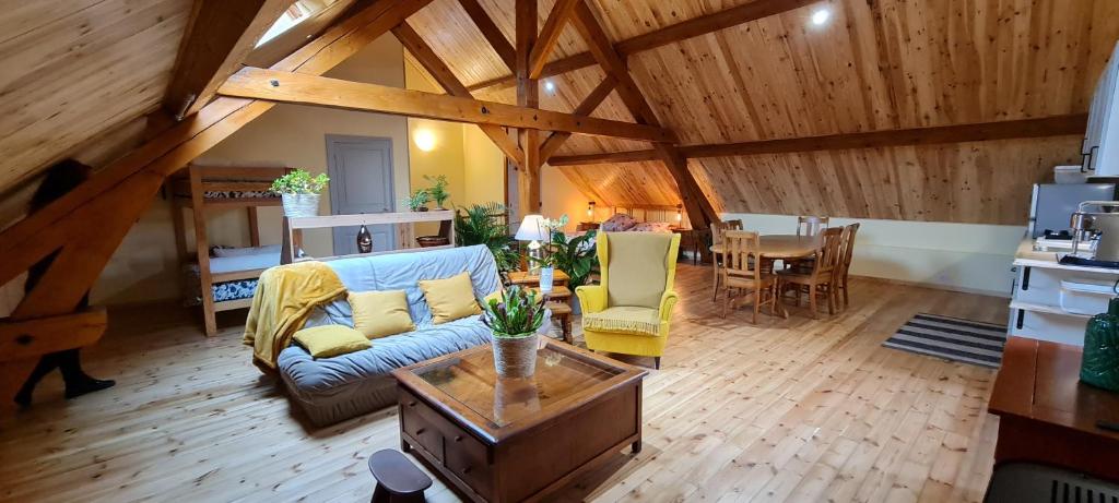 Posezení v ubytování Loft mansardé du train jaune avec vue sur les montagnes