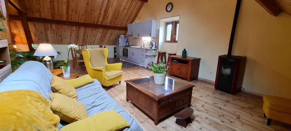 Posezení v ubytování Loft mansardé du train jaune avec vue sur les montagnes